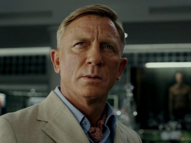 Glass Onion is an American mystery movie. The story drops us into a murder mystery weekend on a private Greek island, where tech billionaire Miles Bron has invited his closest friends for an elaborate game.